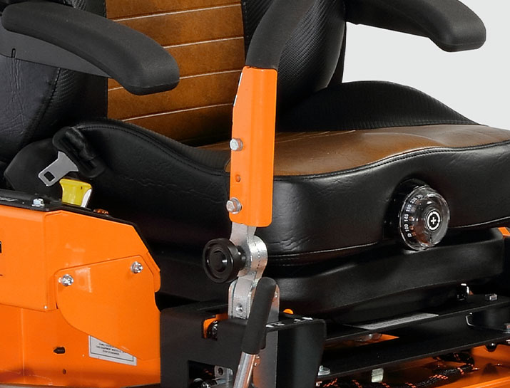 Feature_CommandComfortOperatingSystem_TurfTigerII_Controls_715x545